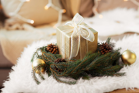 诞节,假日装饰品诞礼物冷杉花环与锥球家里羊皮诞礼物带锥球的冷杉花环背景图片
