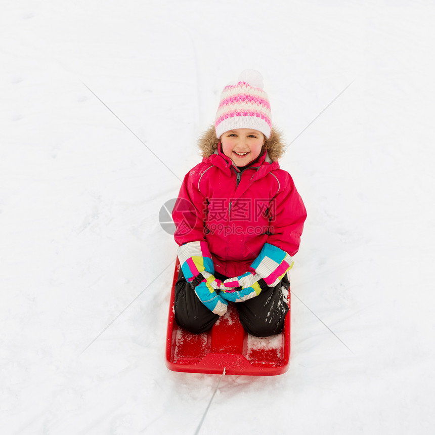 童,冬季休闲季节人携带雪橇与快乐的小女孩户外雪地快乐的女孩冬天骑雪橇图片
