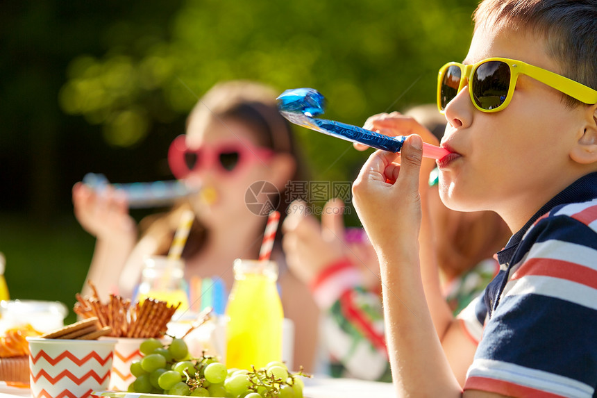 生日,童庆祝快乐的孩子角夏天玩得开心孩子们夏天生日时派喇叭图片