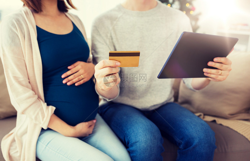 网上购物,怀孕人的密切男人他怀孕的妻子与平板电脑电脑信用卡家密切男人与怀孕的妻子网上购物图片