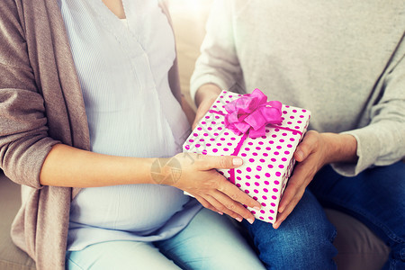 怀孕,假期人的亲密的丈夫送礼物给他怀孕的妻子家密切男人给怀孕妻子的礼物图片