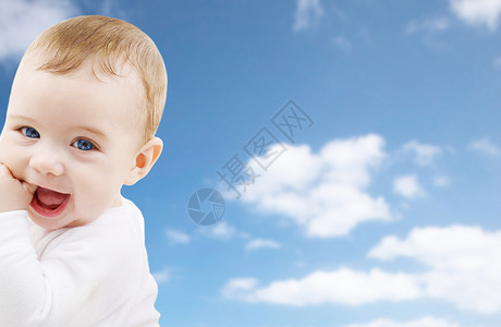 童人的天空背景下亲密的可爱的小婴儿天空背景上特写可爱的小宝宝图片