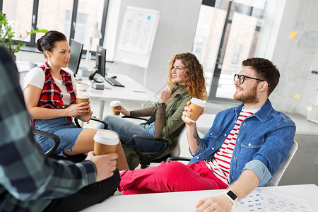 商业人的快乐的创意队办公室喝咖啡创意队办公室喝咖啡图片