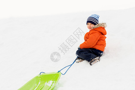 童,雪橇季节快乐的小男孩与雪橇雪山户外冬天冬天雪山上玩雪橇的快乐男孩图片