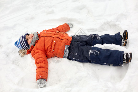 童,休闲季节的快乐的小男孩穿着冬天的衣服,户外雪天快乐的小男孩冬天雪天图片