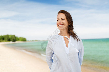 人休闲的快乐的微笑的女人夏天的海滩夏天海滩上快乐微笑的女人图片