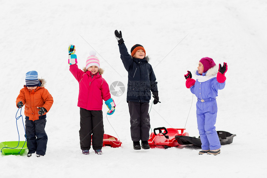 童,雪橇季节的群快乐的孩子冬天挥舞着雪橇快乐的孩子冬天挥舞着雪橇图片