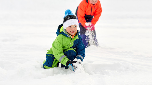 童,休闲季节的快乐的孩子穿着冬天的衣服户外玩雪快乐的小孩子冬天户外玩耍图片