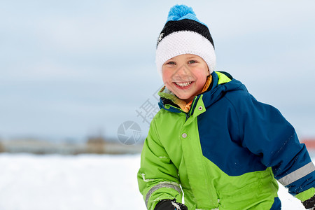 童,休闲季节的快乐的小男孩冬天的衣服户外快乐的小男孩穿着冬天的衣服户外图片