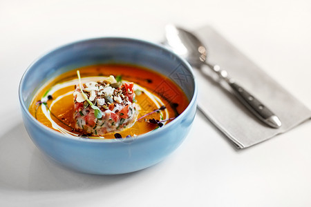 食物,新北欧美食,晚餐,烹饪烹饪蔬菜汤碗把蔬菜汤放碗里背景图片