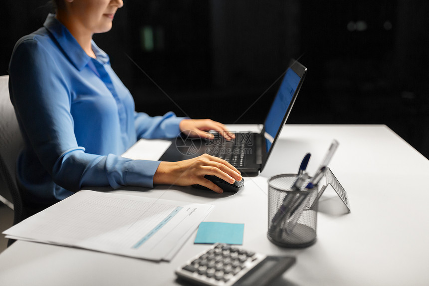 商业,人技术女商人用电脑鼠标笔记本电脑用电脑鼠标女商人图片