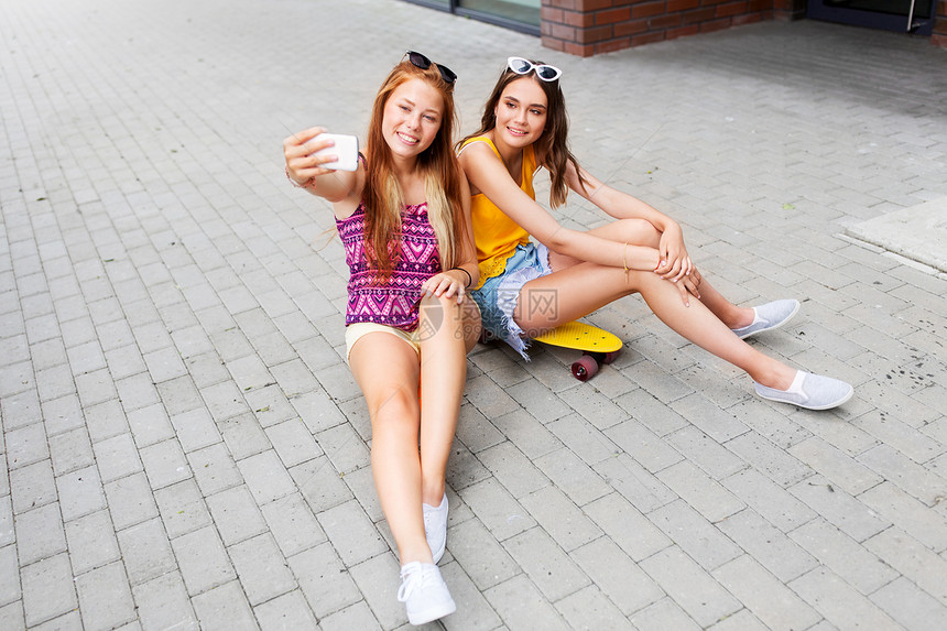 友谊休闲技术快乐的十几岁女孩朋友城市街道上用智能手机自拍十几岁的女孩城市街头自拍图片
