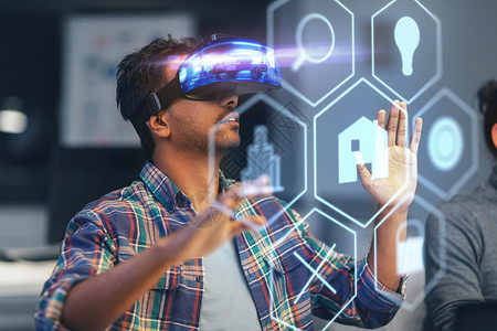 随便什么截止日期,增强现实技术创意男子与虚拟耳机VR眼镜全息菜单图标夜间办公室人VR耳机与虚拟接口办公室设计图片