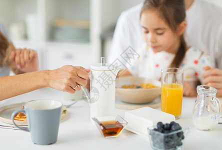 吃人的亲密的家庭家里吃早餐家吃早餐的家人图片