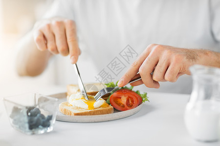 食物,饮食人们的密切的人包与煮鸡蛋蔬菜早餐男人早餐的祝酒词背景图片