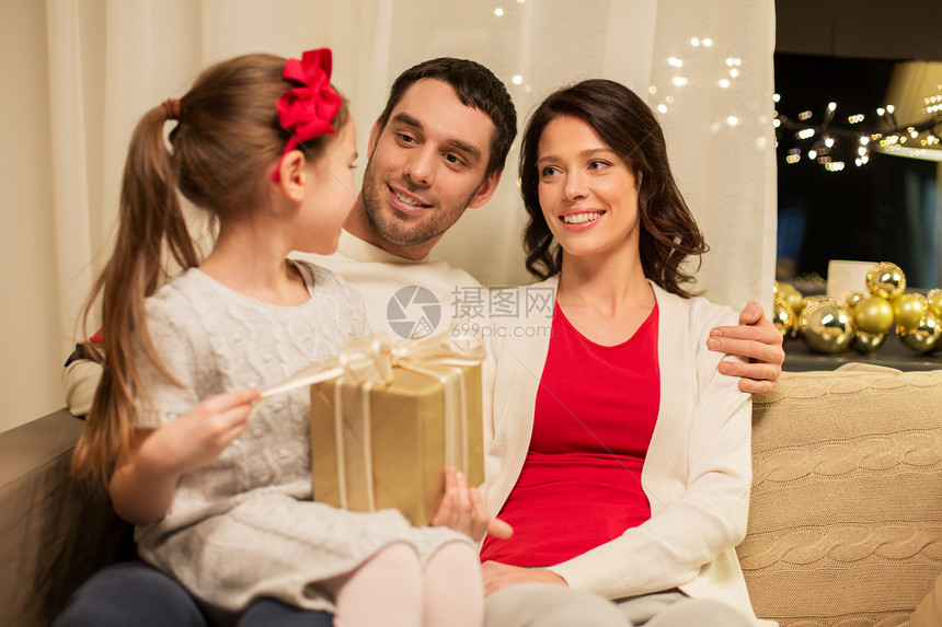 节日,家庭庆祝快乐的母亲,父亲小女儿家里诞礼物家庭幸福,诞礼物家图片