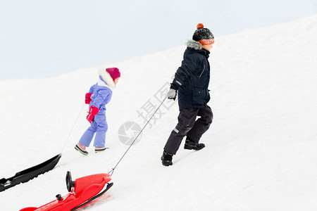 童,雪橇季节孩子们带着雪橇冬天爬雪山雪橇的孩子冬天爬雪山图片