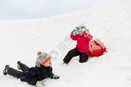 童,雪橇季节快乐的孩子与雪橇下山冬天快乐的孩子们冬天带着雪橇下山图片