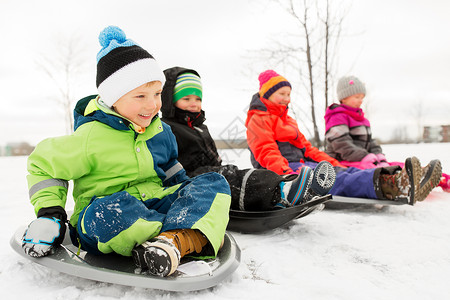 童,雪橇季节群快乐的孩子冬天滑雪橇快乐的小孩子冬天滑雪橇图片