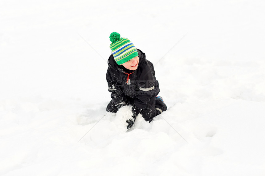 童,休闲季节的快乐的小男孩玩雪冬天快乐的小男孩冬天玩雪图片