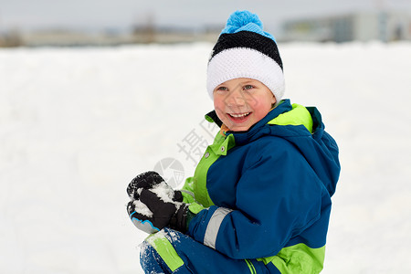 童,休闲季节的快乐的小男孩玩雪冬天快乐的小男孩冬天玩雪图片