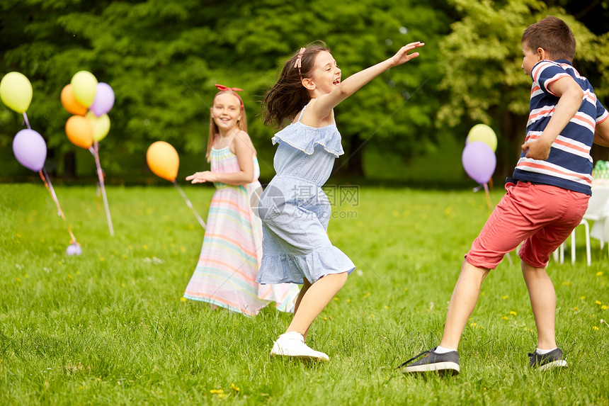 友谊,童,休闲人的群快乐的孩子朋友夏季公园的生日聚会上玩标签游戏快乐的孩子们生日聚会上玩标签游戏图片
