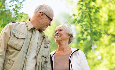 老人人的幸福的老夫妇超过绿色的自然背景幸福的老夫妇着绿色的自然背景图片
