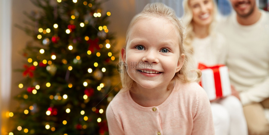 家庭,假期人的亲密的快乐小女孩与母亲父亲家里的诞树灯光背景快乐的女孩她的家人诞树上图片