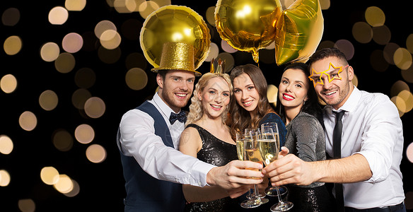 人与气球素材庆祝,奢侈假日快乐的朋友与金色的聚会道具,黑色背景的节日灯上闪烁香槟杯快乐的朋友聚会上碰碰香槟杯背景