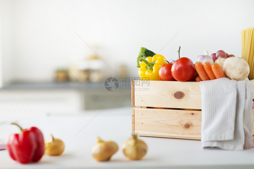 烹饪,素食健康饮食木箱新鲜成熟蔬菜木箱新鲜成熟蔬菜图片