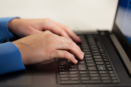 商业,教育技术女手与笔记本电脑打字用笔记本电脑打字女的手图片