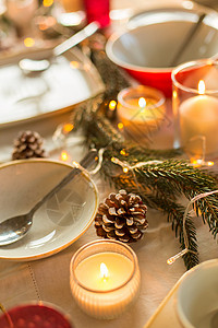 诞节,假日装饰桌子提供装饰节日晚餐蜡烛,松果冷杉枝诞晚餐提供并装饰桌子图片