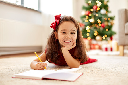 愿望清单h5长图诞节,假期童的微笑的女孩写愿望清单信给诞老人家里小女孩家写诞愿望清单背景
