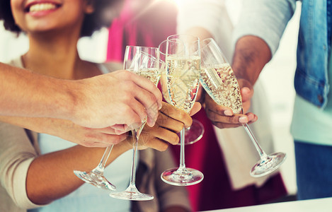 庆祝,人节日的亲密的快乐朋友聚会上碰杯香槟朋友们聚会上碰杯香槟背景图片