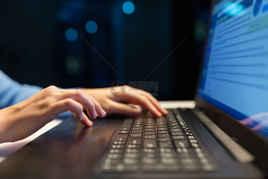 商业,教育技术女的手与笔记本电脑打字晚上用笔记本电脑打字女的手图片