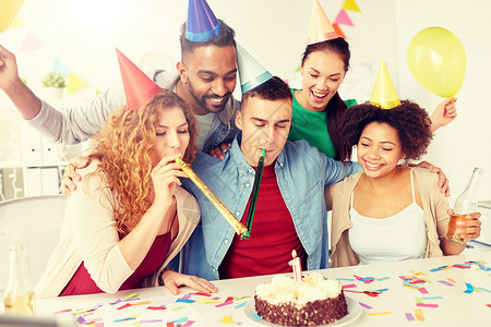 公司,庆祝人的快乐的队与蛋糕庆祝周办公室聚会公司队庆祝周图片