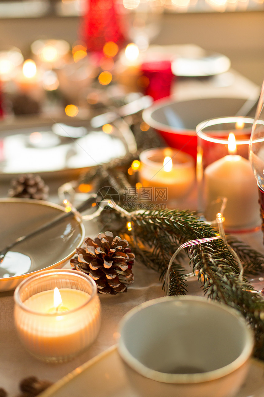 诞节,假日装饰桌子提供装饰节日晚餐蜡烛,松果冷杉枝诞晚餐提供并装饰桌子图片