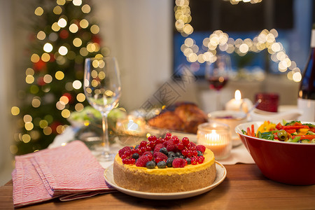 诞晚餐饮食浆果蛋糕其他食物家里的桌子上家里诞桌上的蛋糕其他食物图片