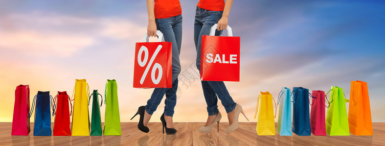 人,销售折扣妇女与百分比标志红色购物袋天空背景购物袋上销售标志的妇女图片