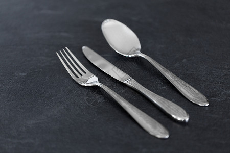 餐桌,餐具饮食叉子,刀勺子把叉子刀勺子放桌子上图片