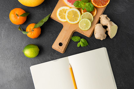 食物,健康饮食素食柑橘类水果,木制切割板笔记本石板桌石板桌上的水果笔记本图片