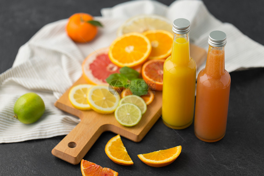食物,健康饮食素食璃瓶的橘子葡萄柚汁柑橘类水果石板桌石板桌上的璃瓶果汁图片