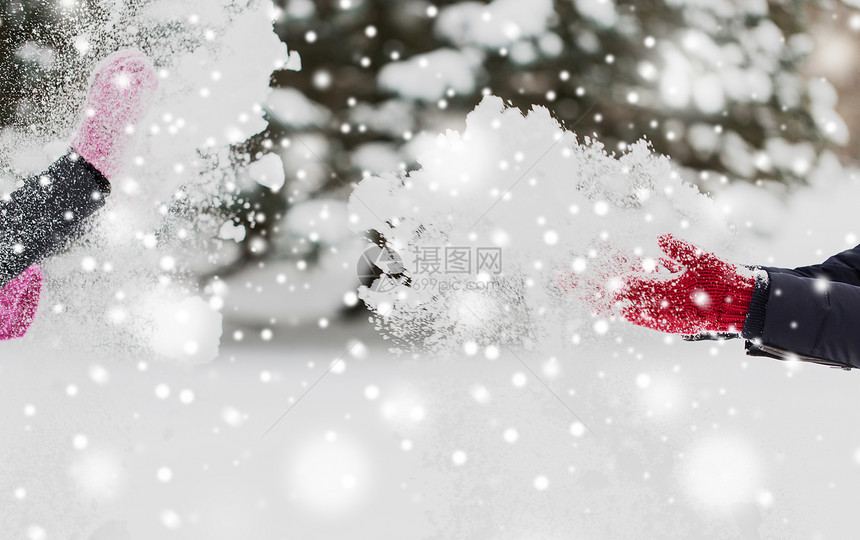 人们,季节,寒假诞节的快乐的朋友户外玩雪快乐的朋友冬天玩雪图片