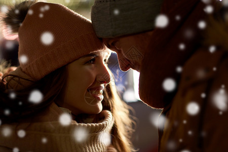 爱情,浪漫人的冬天的衣服上亲密的幸福夫妇穿着冬装的快乐夫妇图片