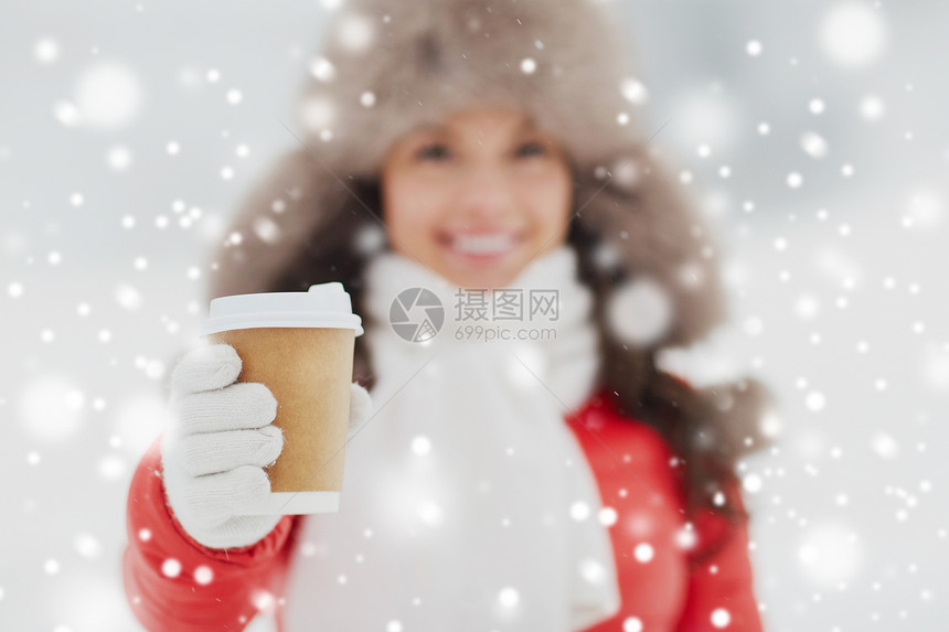 人们,热饮休闲快乐的女人,冬天的户外次纸咖啡杯帽子冬天喝咖啡杯的快乐女人图片