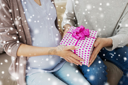 怀孕,假期人的亲密的丈夫送礼物给他怀孕的妻子家密切男人给怀孕妻子的礼物图片