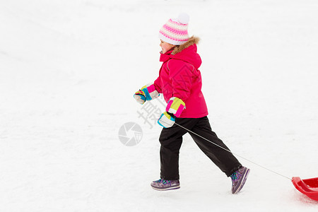 童,雪橇季节快乐的小女孩与雪橇攀登雪山冬天冬天雪山上带雪橇的小女孩图片