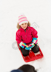 童,雪橇季节快乐的小女孩坐雪橇户外冬天冬天户外雪橇上快乐的小女孩图片