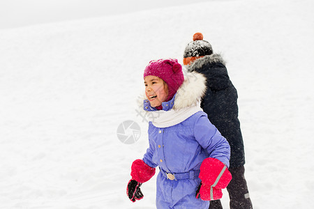 童,休闲季节的快乐的孩子穿着冬天的衣服户外玩耍快乐的小孩子冬天户外玩耍图片