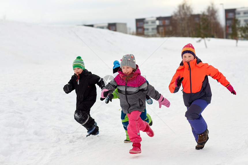 童,休闲季节的群快乐的孩子穿着冬天的衣服跑户外快乐的小孩子冬天跑户外图片
